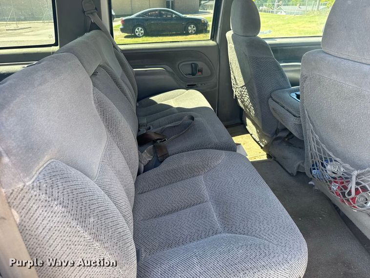 image for item DY3243 1999 GMC Suburban SUV