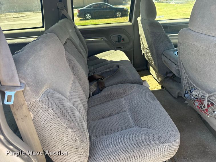 image for item DY3243 1999 GMC Suburban SUV