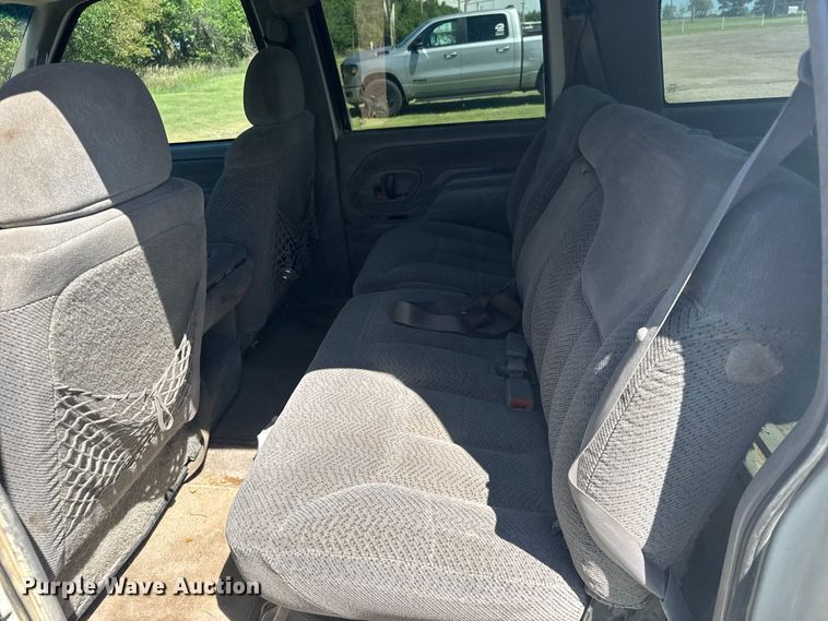 image for item DY3243 1999 GMC Suburban SUV
