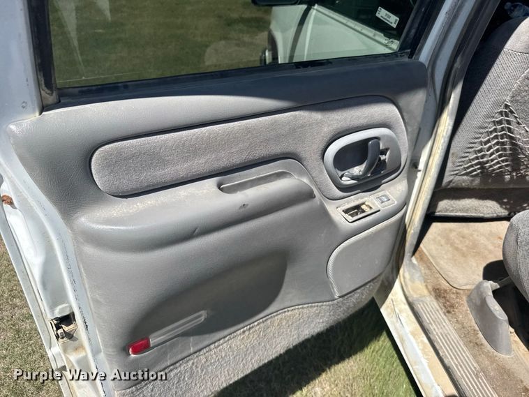 image for item DY3243 1999 GMC Suburban SUV