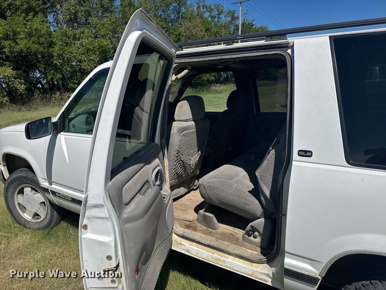 image for item DY3243 1999 GMC Suburban SUV