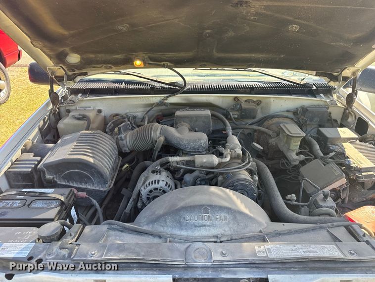 image for item DY3243 1999 GMC Suburban SUV