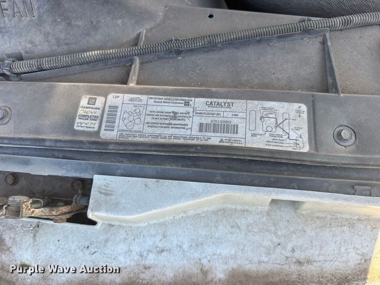 image for item DY3243 1999 GMC Suburban SUV