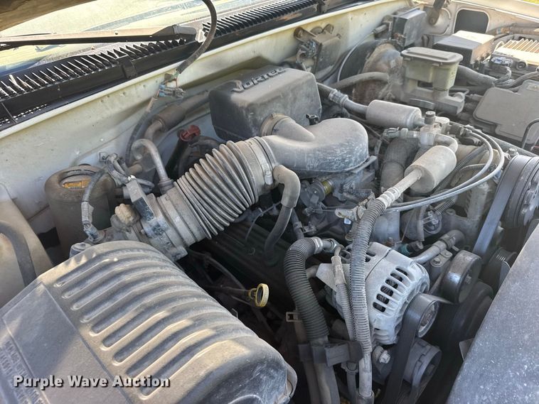 image for item DY3243 1999 GMC Suburban SUV