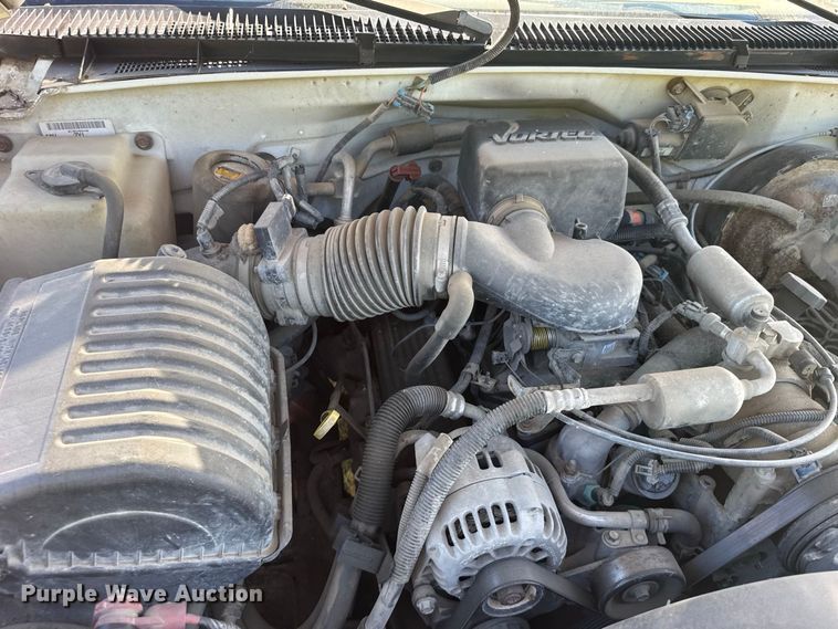 image for item DY3243 1999 GMC Suburban SUV