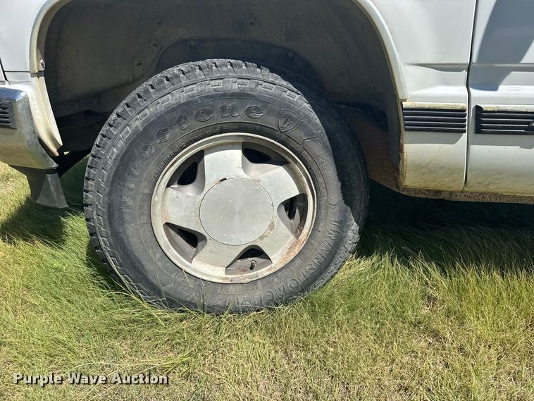 image for item DY3243 1999 GMC Suburban SUV