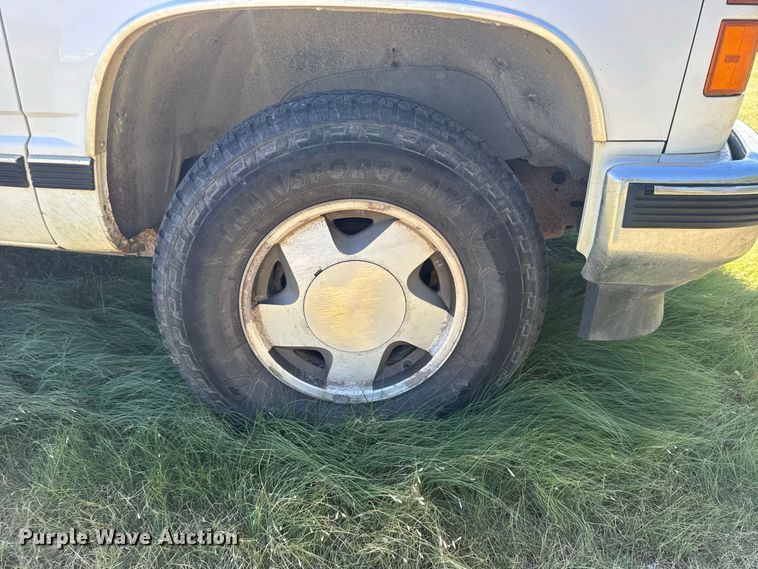 image for item DY3243 1999 GMC Suburban SUV