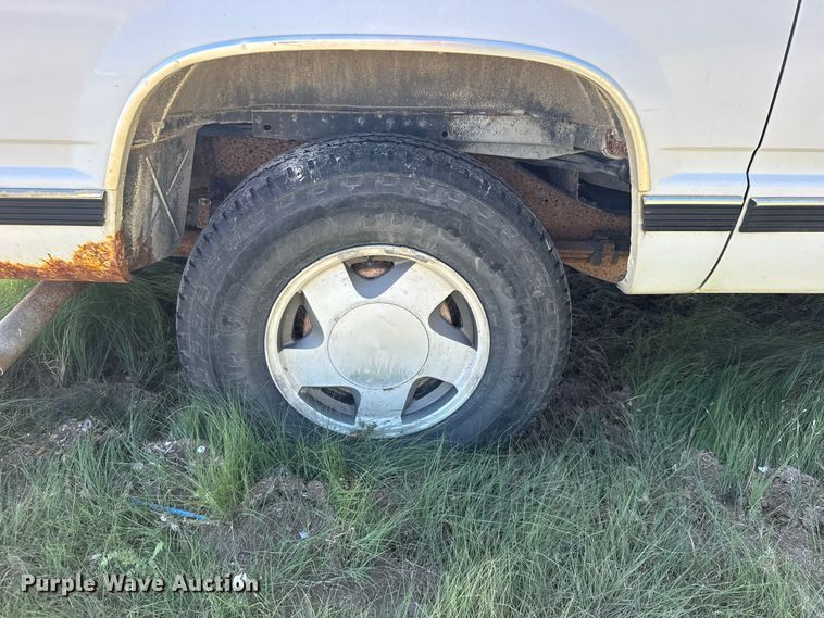 image for item DY3243 1999 GMC Suburban SUV