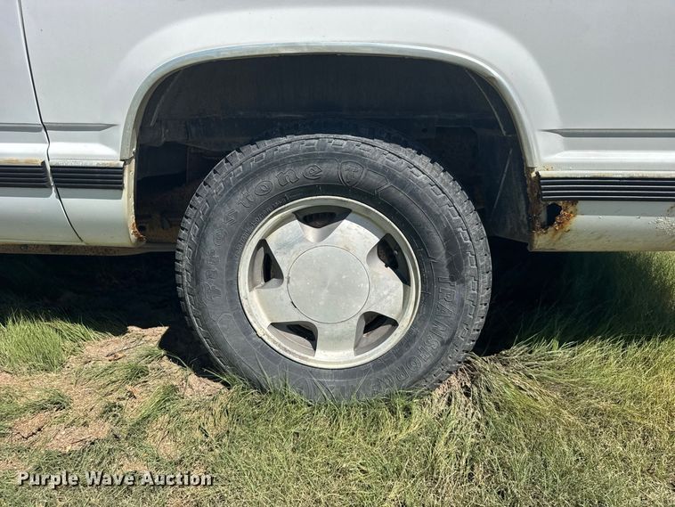 image for item DY3243 1999 GMC Suburban SUV
