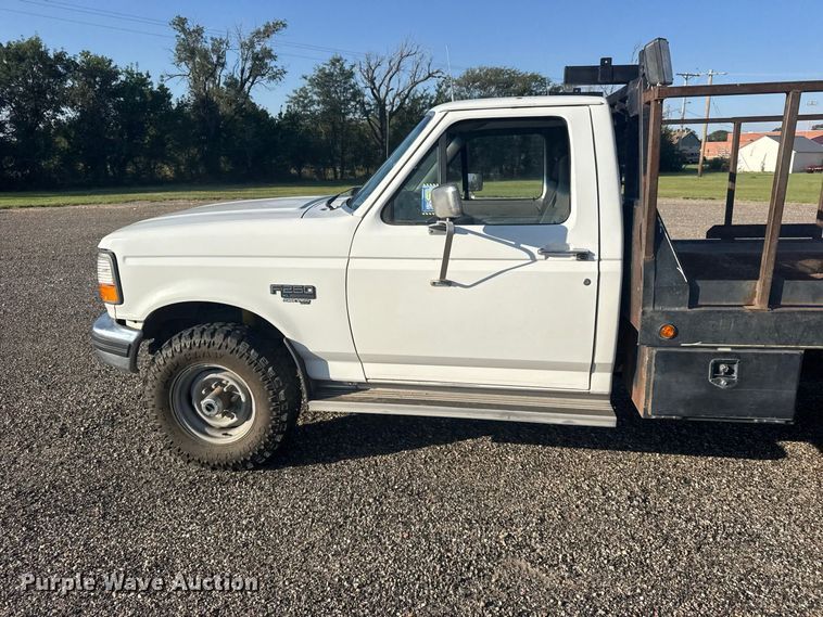 image for item DY3306 1996 Ford F250 XL flatbed pickup truck