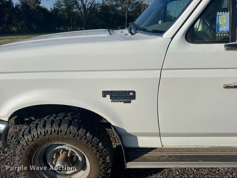 image for item DY3306 1996 Ford F250 XL flatbed pickup truck