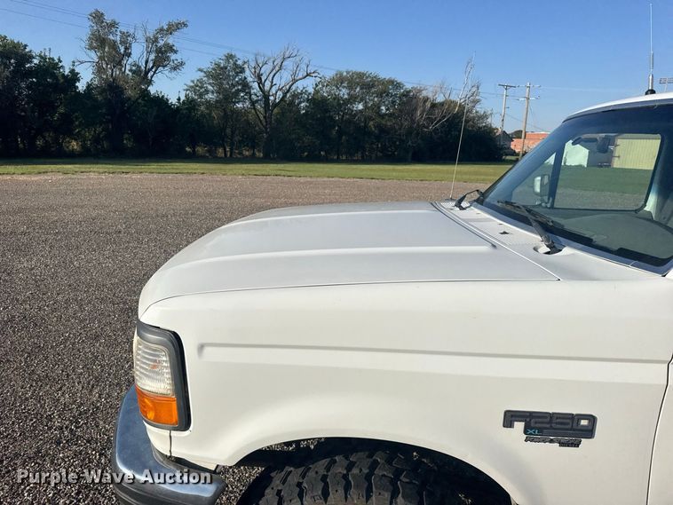 image for item DY3306 1996 Ford F250 XL flatbed pickup truck