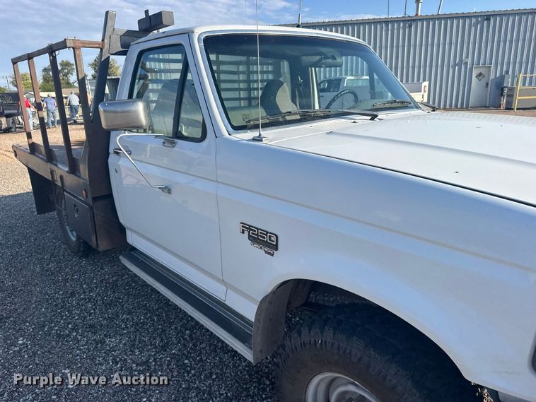 image for item DY3306 1996 Ford F250 XL flatbed pickup truck