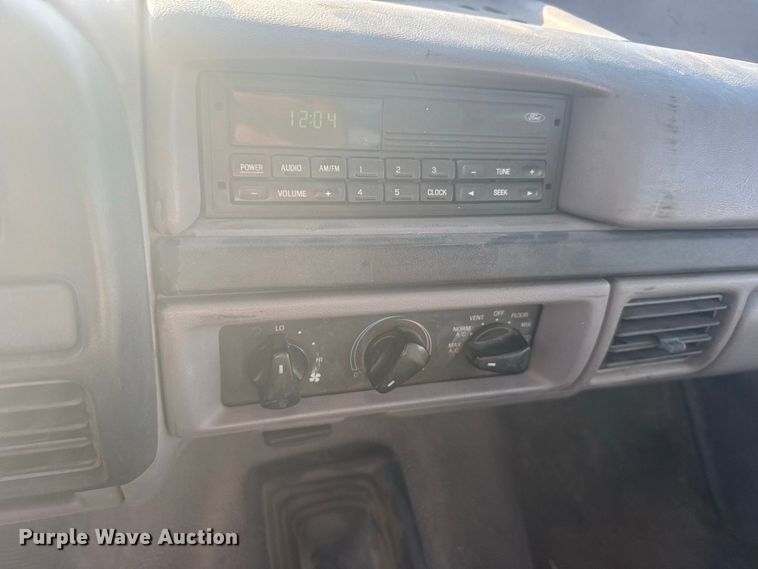image for item DY3306 1996 Ford F250 XL flatbed pickup truck