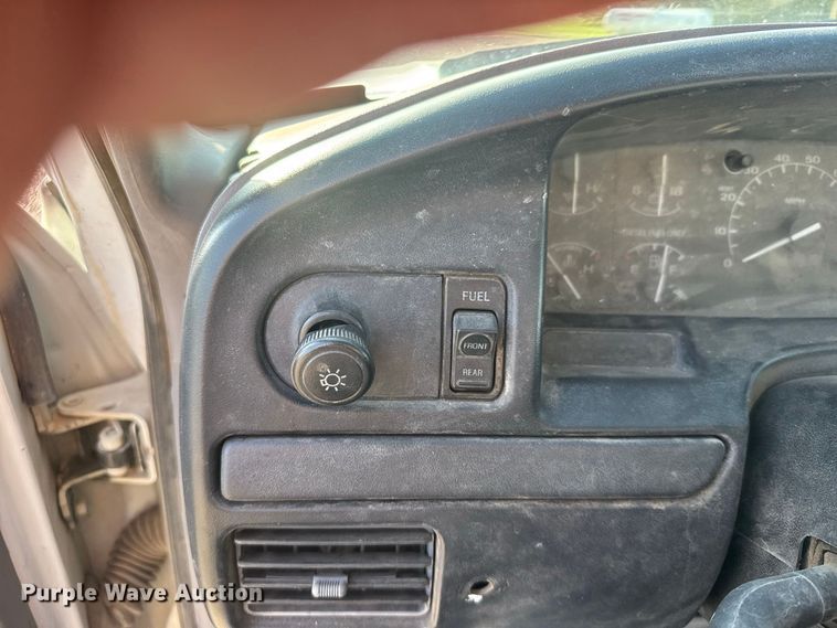 image for item DY3306 1996 Ford F250 XL flatbed pickup truck