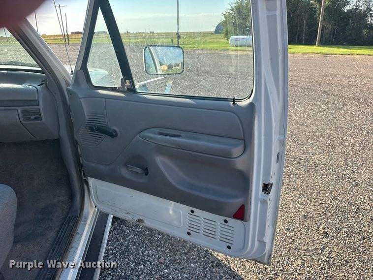 image for item DY3306 1996 Ford F250 XL flatbed pickup truck