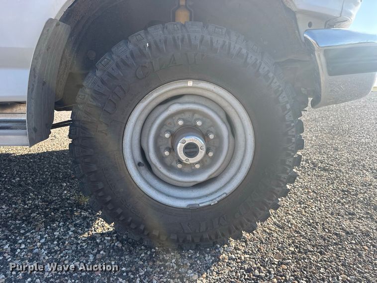 image for item DY3306 1996 Ford F250 XL flatbed pickup truck