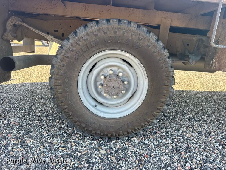 image for item DY3306 1996 Ford F250 XL flatbed pickup truck
