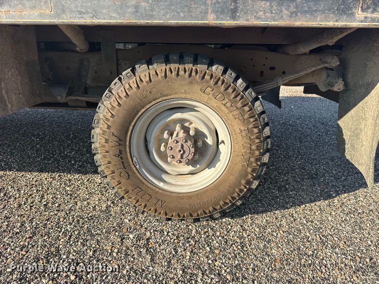 image for item DY3306 1996 Ford F250 XL flatbed pickup truck