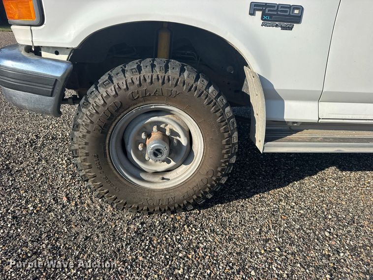 image for item DY3306 1996 Ford F250 XL flatbed pickup truck