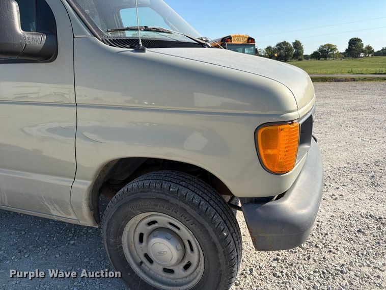 image for item DZ4737 2005 Ford E150 van