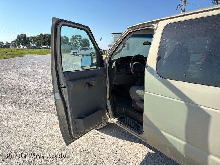 image for item DZ4737 2005 Ford E150 van
