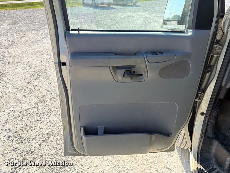 image for item DZ4737 2005 Ford E150 van