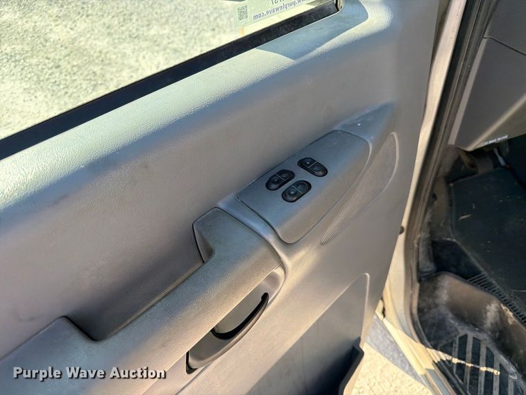 image for item DZ4737 2005 Ford E150 van