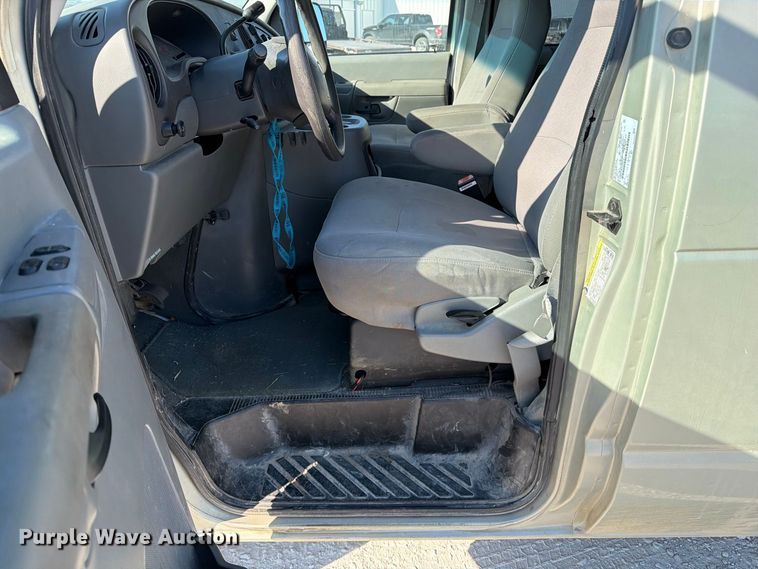 image for item DZ4737 2005 Ford E150 van