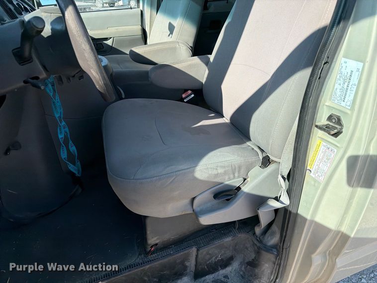image for item DZ4737 2005 Ford E150 van