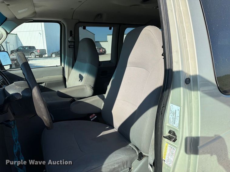 image for item DZ4737 2005 Ford E150 van