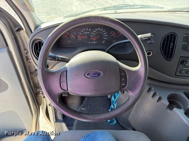 image for item DZ4737 2005 Ford E150 van