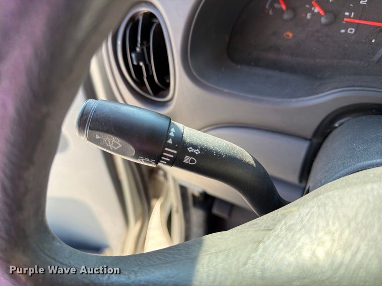image for item DZ4737 2005 Ford E150 van