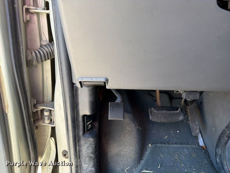 image for item DZ4737 2005 Ford E150 van