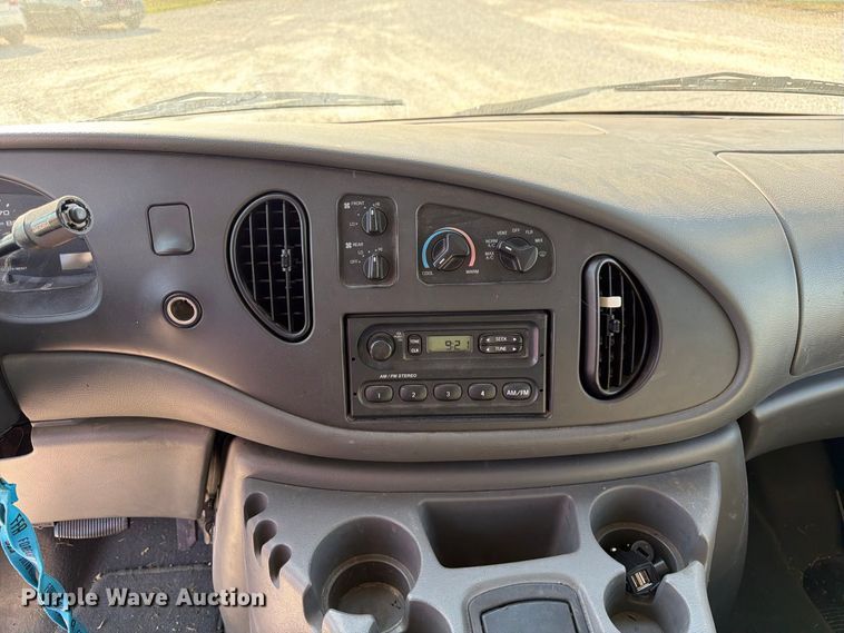 image for item DZ4737 2005 Ford E150 van