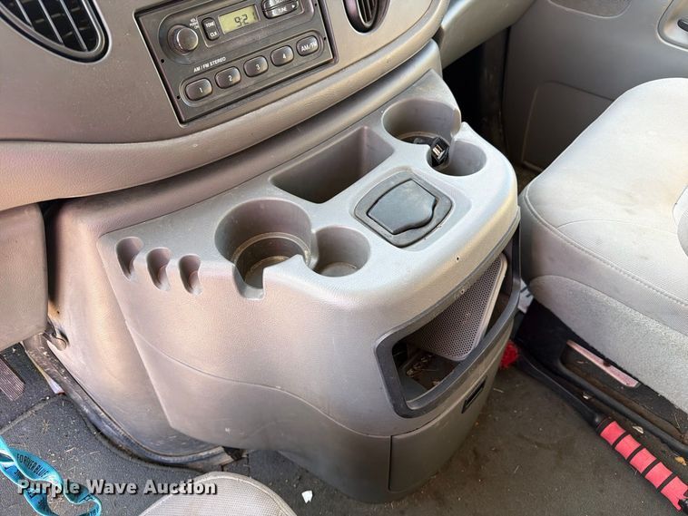 image for item DZ4737 2005 Ford E150 van