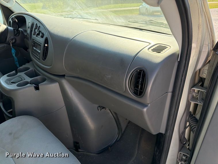 image for item DZ4737 2005 Ford E150 van