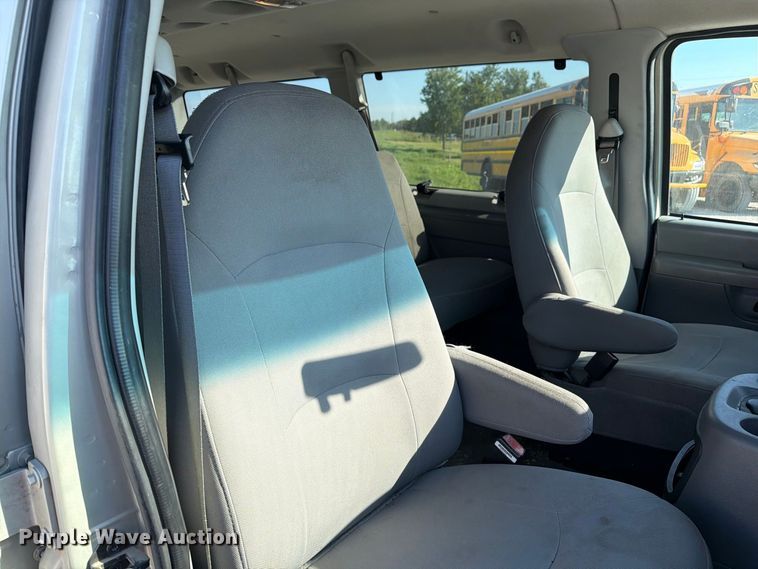 image for item DZ4737 2005 Ford E150 van