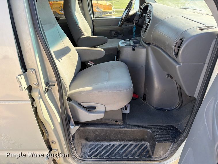 image for item DZ4737 2005 Ford E150 van