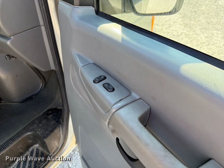 image for item DZ4737 2005 Ford E150 van