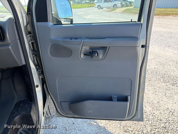 image for item DZ4737 2005 Ford E150 van