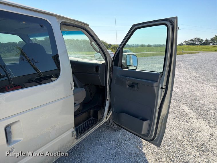 image for item DZ4737 2005 Ford E150 van