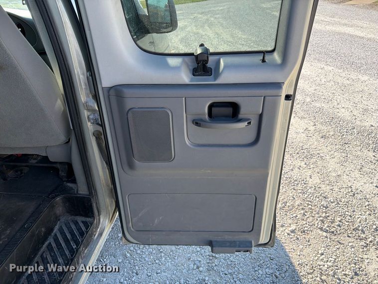 image for item DZ4737 2005 Ford E150 van