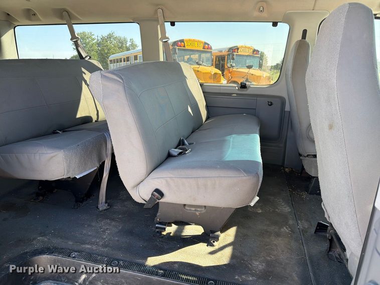 image for item DZ4737 2005 Ford E150 van