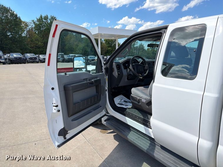 image for item DZ4740 2016 Ford F250 Super Duty XL Ext. Cab pickup truck