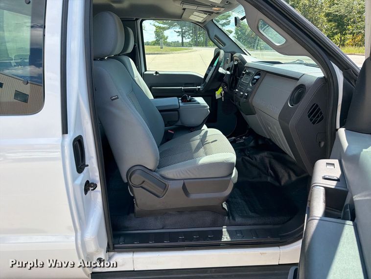 image for item DZ4740 2016 Ford F250 Super Duty XL Ext. Cab pickup truck