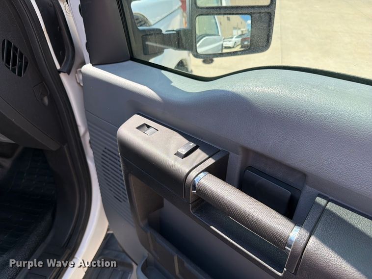 image for item DZ4740 2016 Ford F250 Super Duty XL Ext. Cab pickup truck