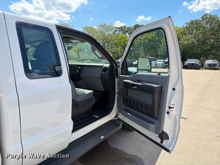 image for item DZ4740 2016 Ford F250 Super Duty XL Ext. Cab pickup truck