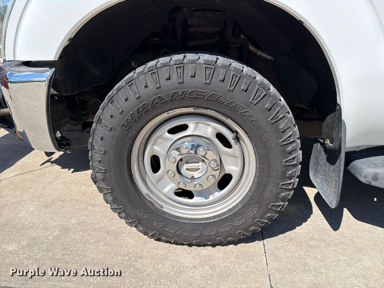 image for item DZ4740 2016 Ford F250 Super Duty XL Ext. Cab pickup truck