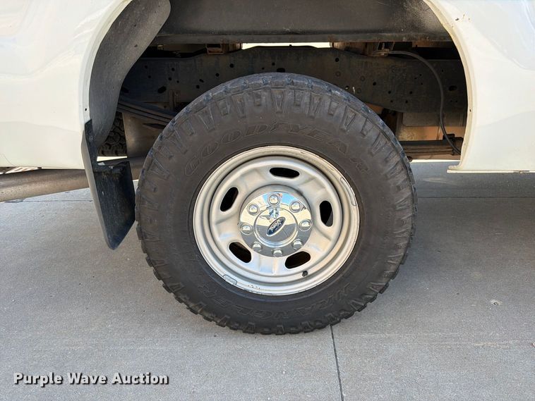 image for item DZ4740 2016 Ford F250 Super Duty XL Ext. Cab pickup truck